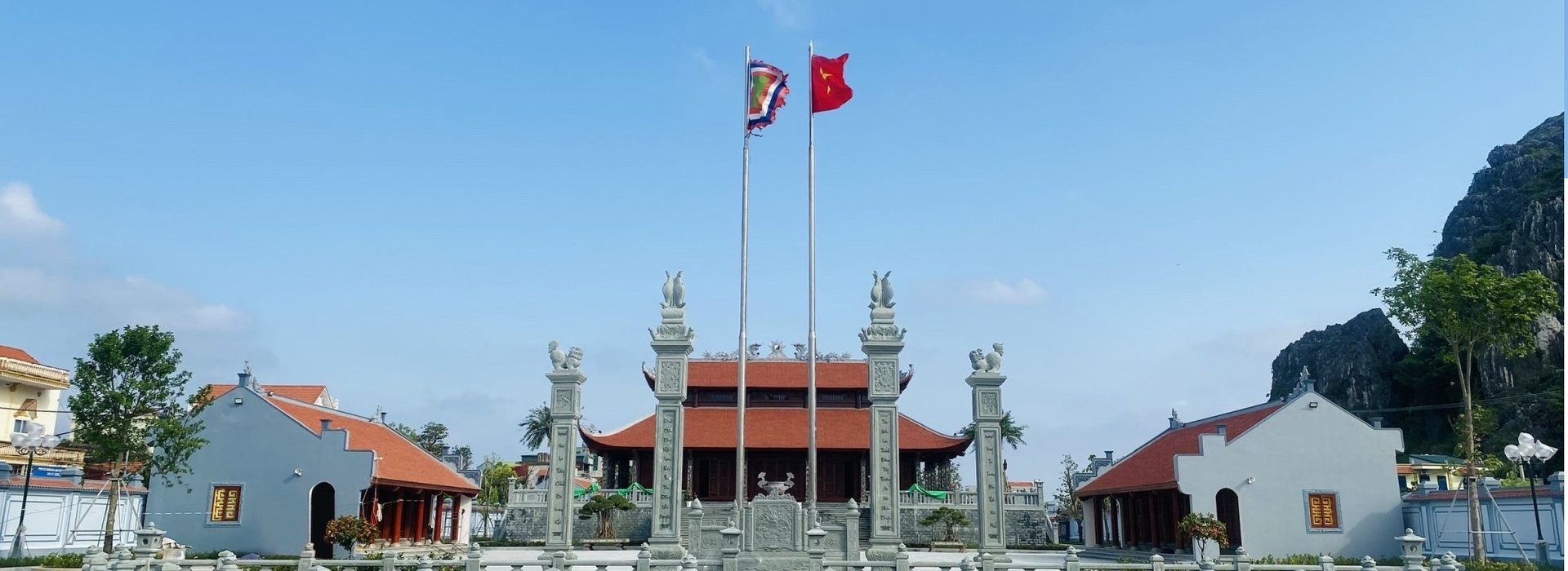 Cổng nhà thờ họ với lan can đá