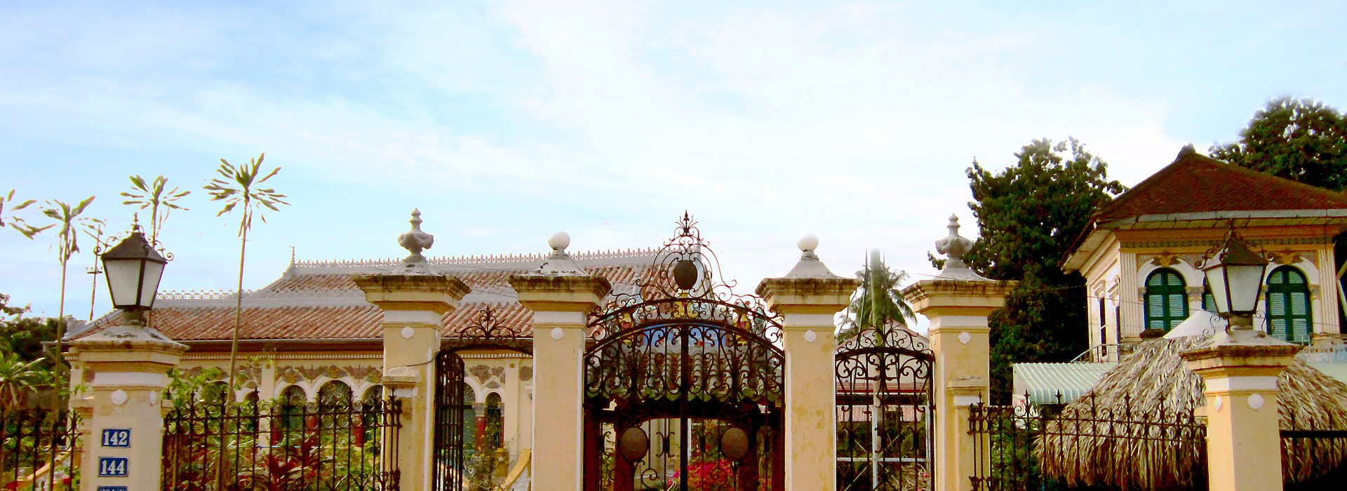 Cổng nhà thờ họ mới dựng